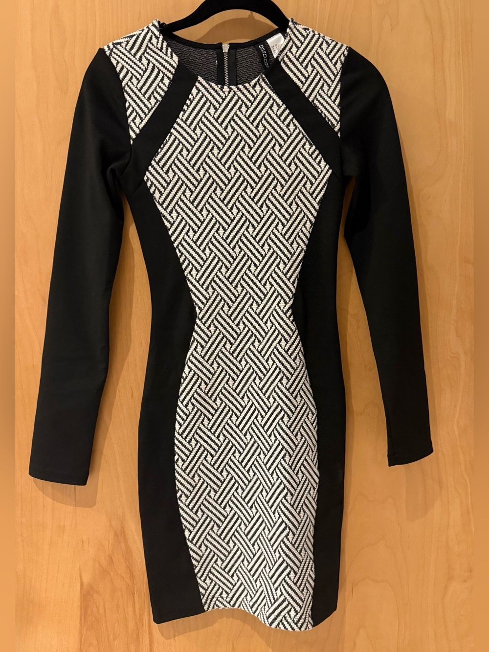 H&M Black and White Long-Sleeve Patterned Sheath Dress